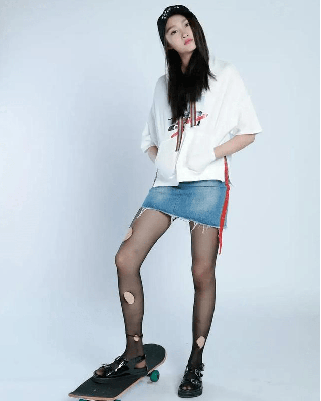 黑色破洞丝袜搭配白色卫衣,关晓彤再现飒爽英姿,网友:可爱!