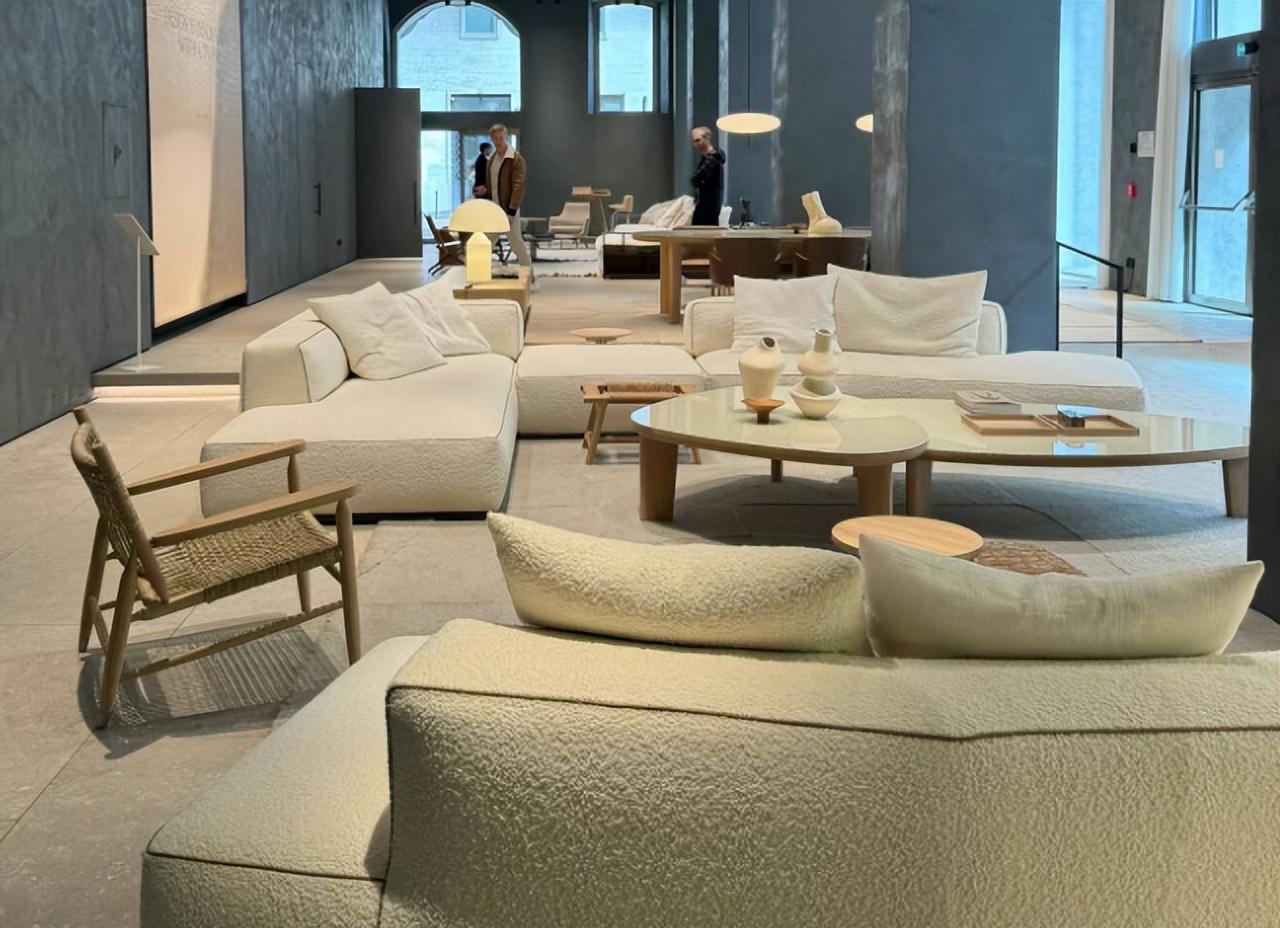 孙红雷亲赴米兰添购家具,一套沙发超8万,好友替其辟谣移民传闻