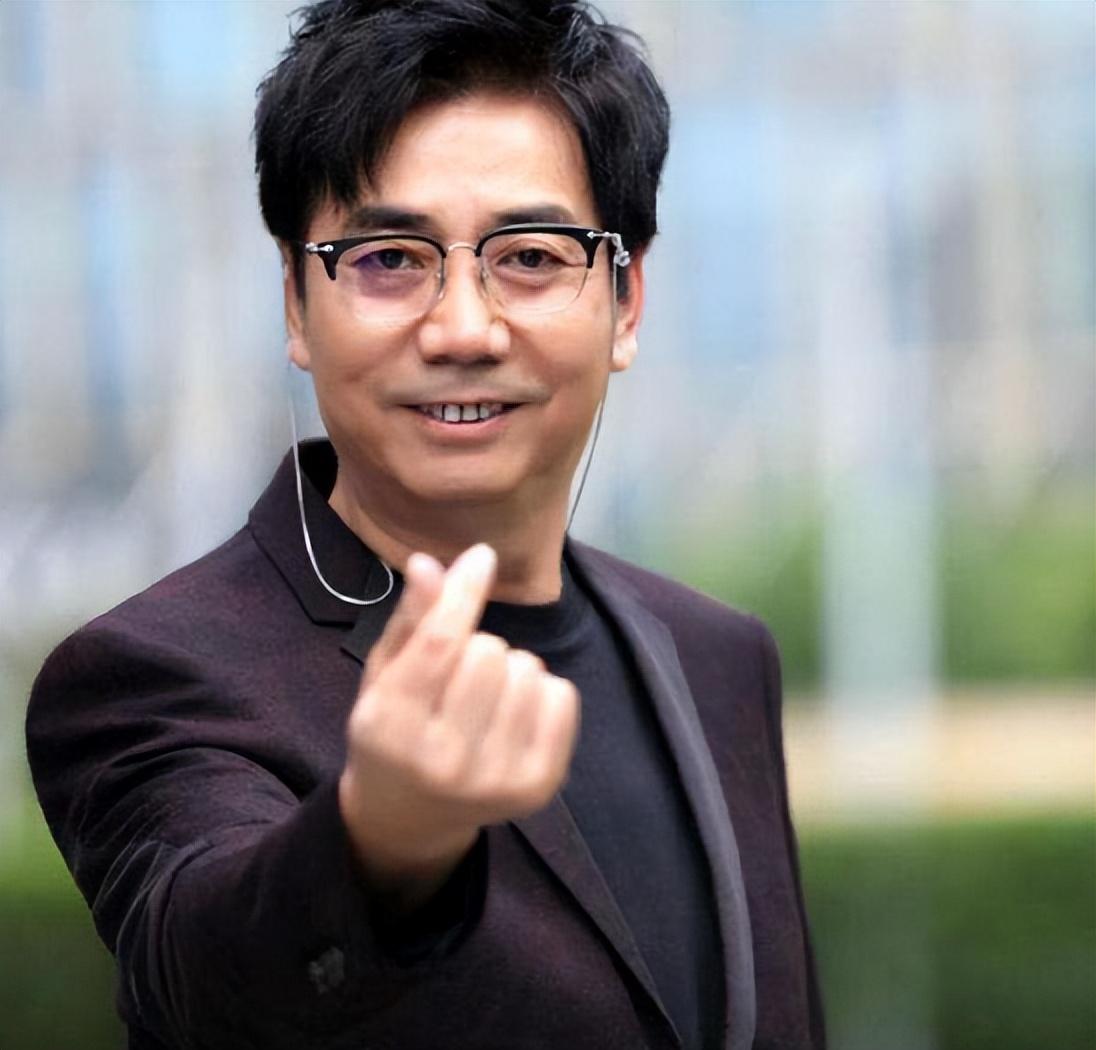 高中毕业以后,他成为了一名普通的工人.