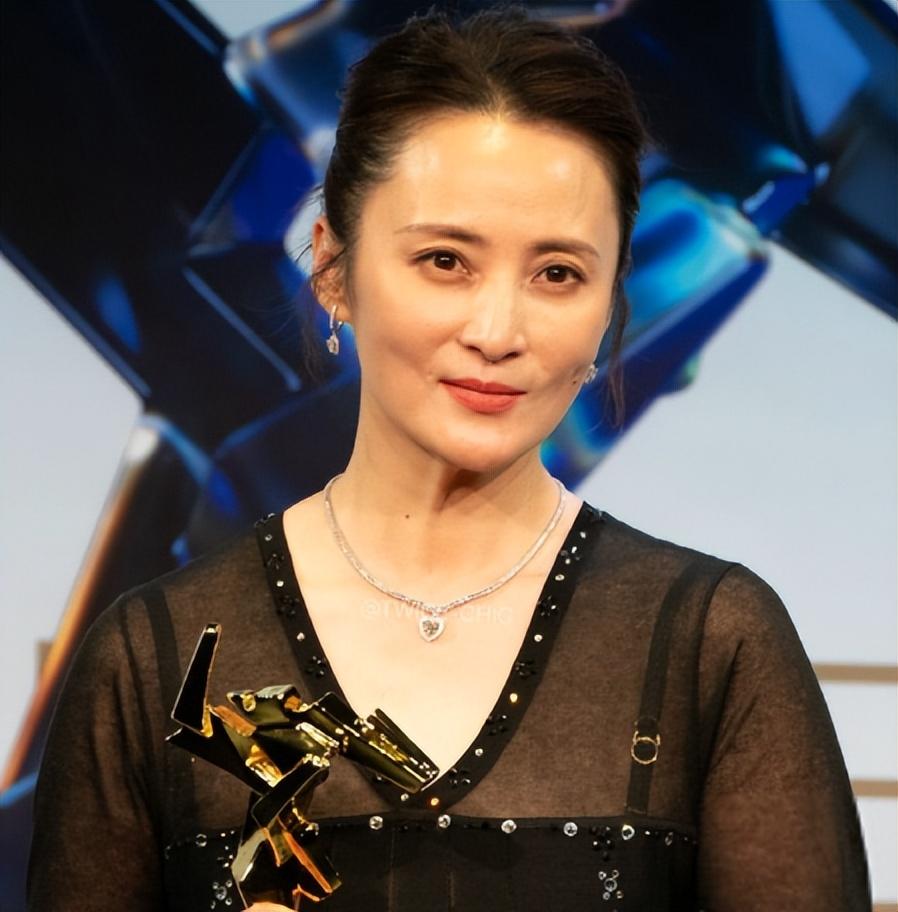 香港这一天,蒋勤勤勒出的赘肉,治好了多少女人的身材焦虑?