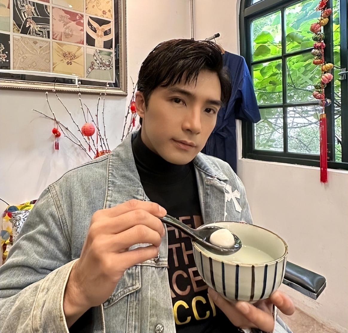 39岁贺军翔近照认不出,短发沧桑显老,皮肤松弛似中年老干部