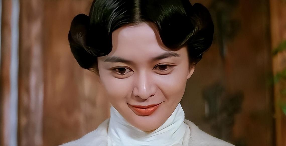 复出之后,关之琳在拍摄电影《夏日福星》期间,又与成龙闹出了绯闻