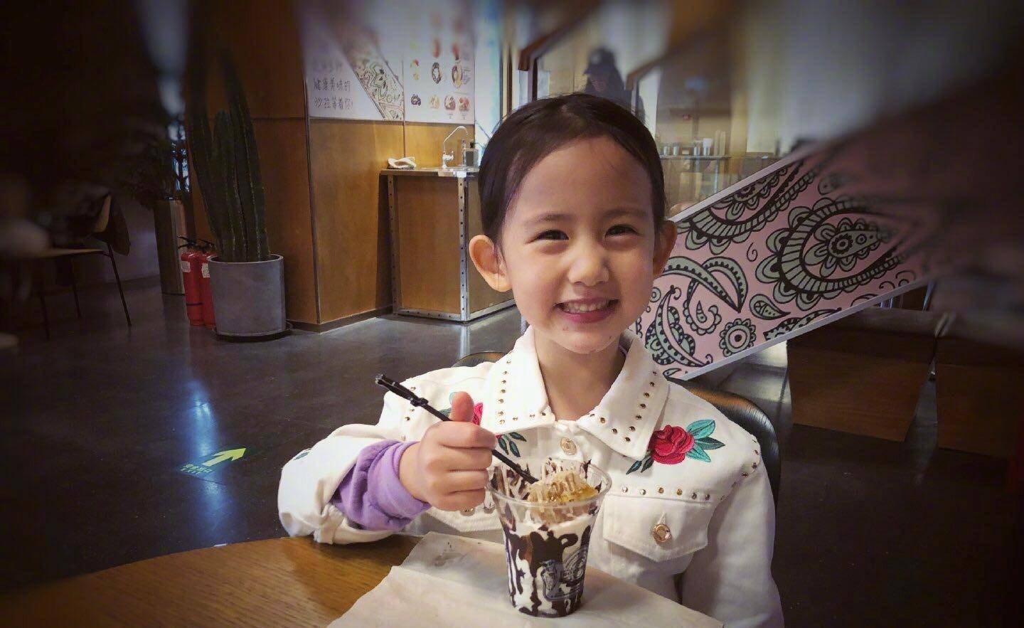 邓超女儿吃饭不乖,孙俪采用别致手段处罚她,结果小花妹妹上瘾了