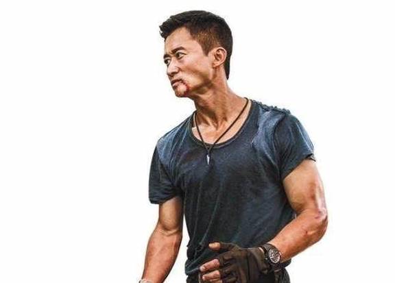 可以说他出演特种兵教官不仅神似而且也做到了形似!