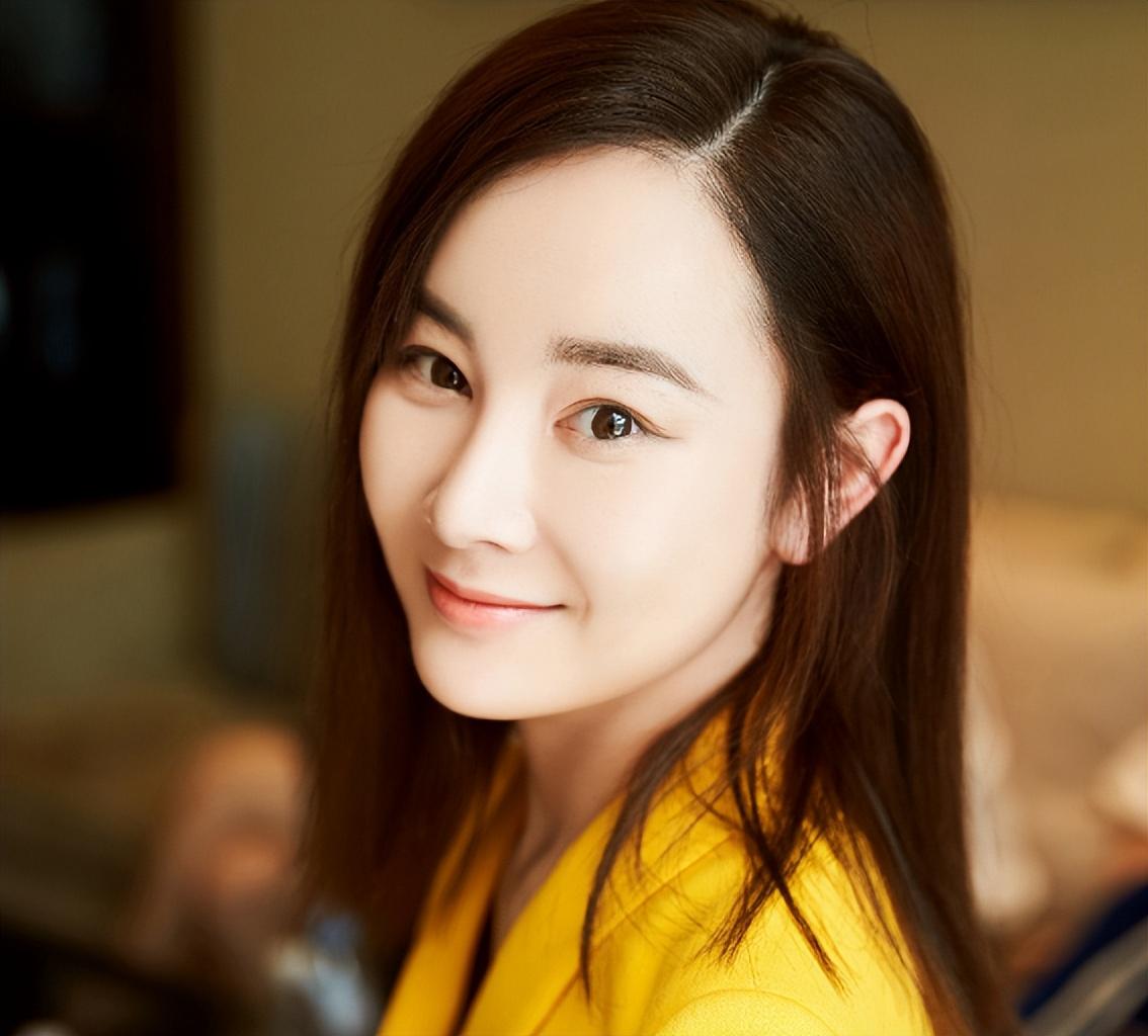 这一次,34岁张檬的"处境",给内娱女明星们"提了个醒"