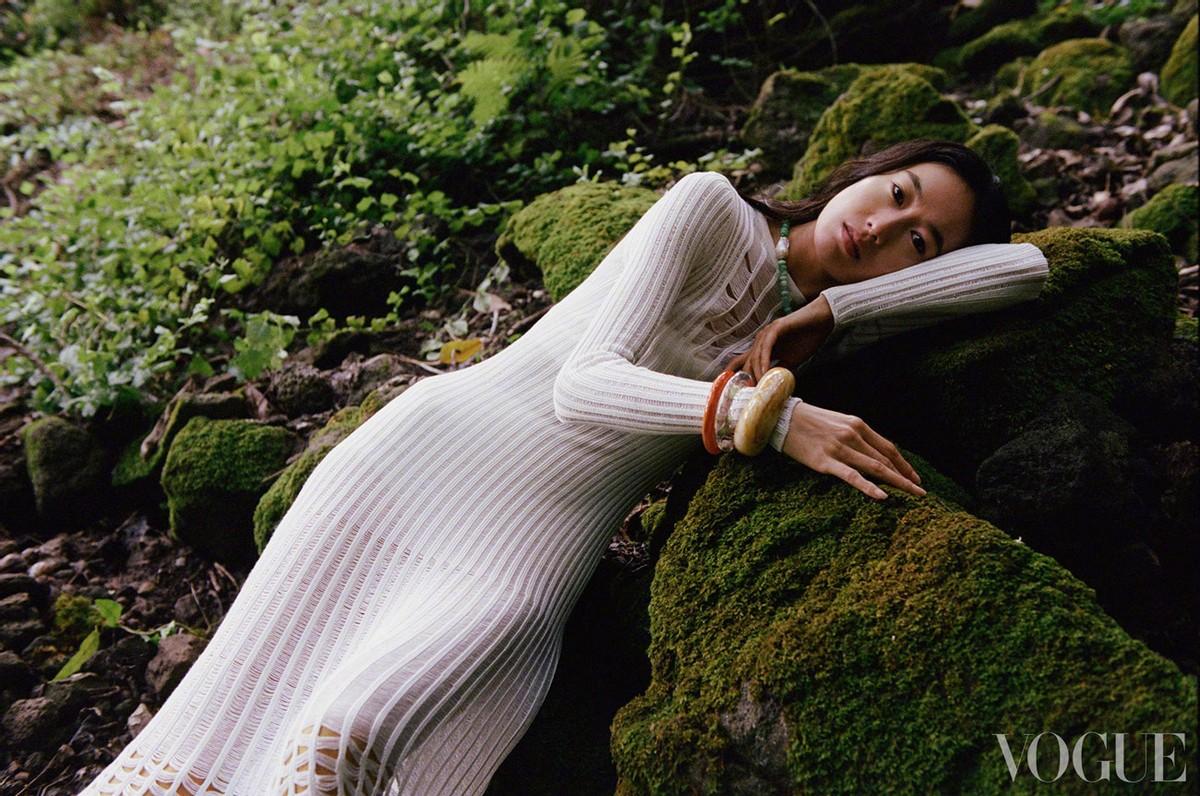 秦舒培当妈后仍魅力不减,穿泳装拍大片太吸睛