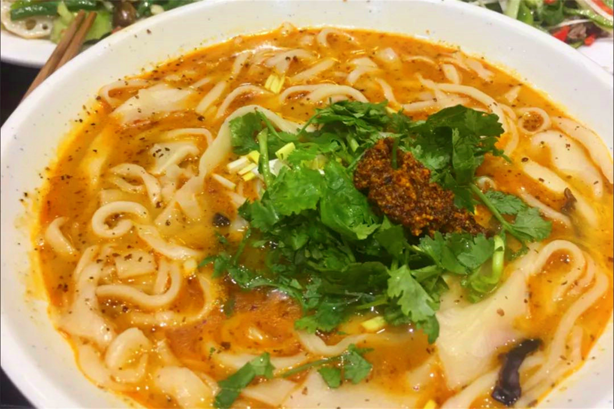 的面烩在这羊肉汤里,出锅后再放上切好的羊肉,来上一勺鲜红的羊油辣椒