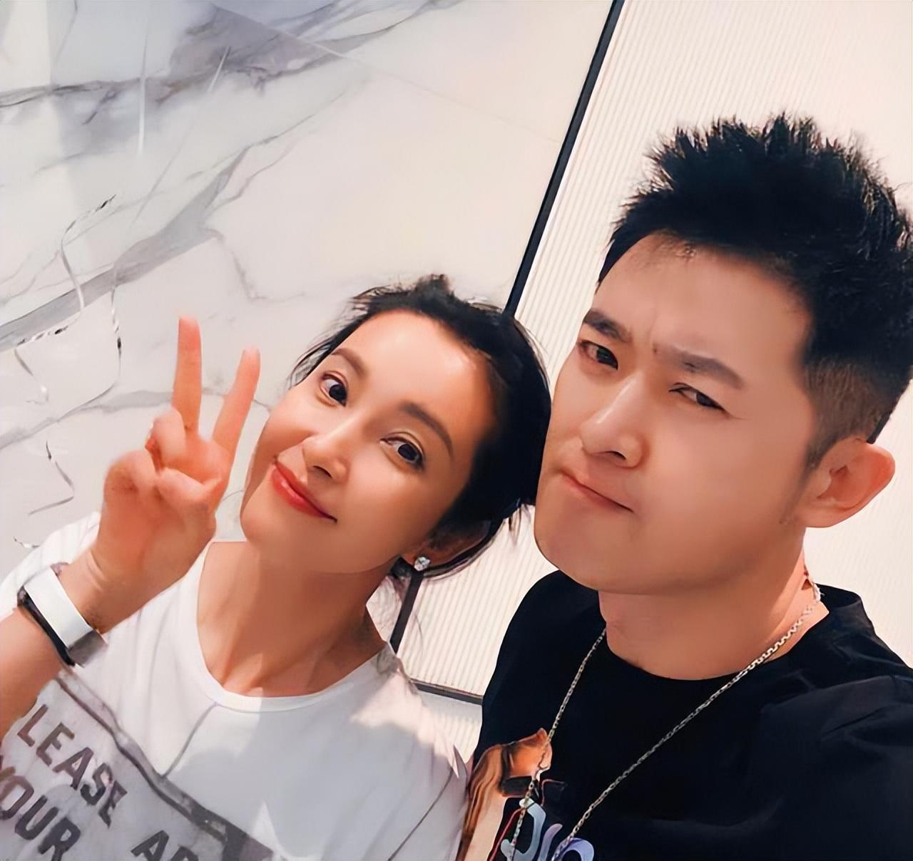 任泉退圈后购买珠宝,看6.5亿翡翠众人招待,穿千元装帅气似小伙