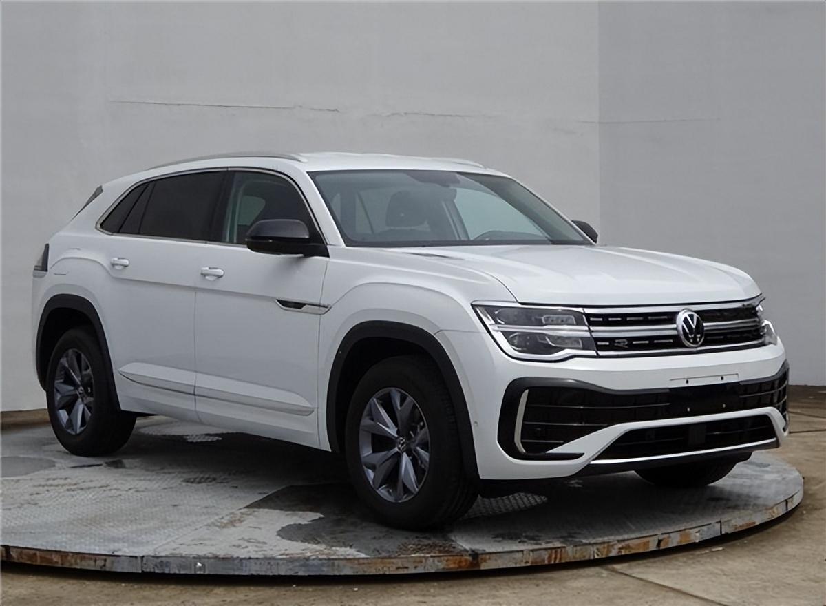 作为年度改款车型,新车最大的变化便是换装了新型号的2.0t发动机.