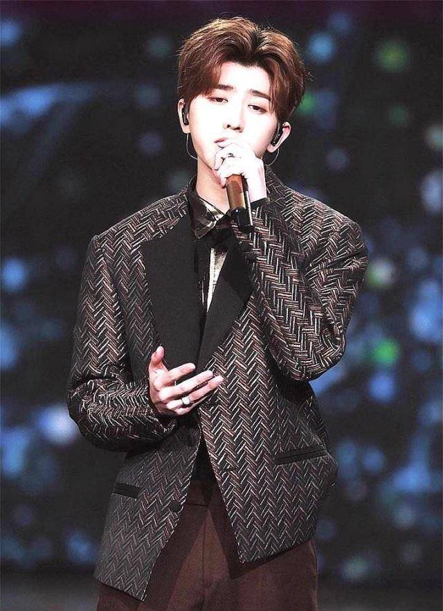 蔡徐坤唱歌杨幂走秀,你敢想象这是什么神仙组合吗?你觉得怎么样