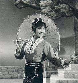 在乔羽的提醒下,原来傅锦华和刘三姐的形象相比,脸显的太长,唱歌时嘴