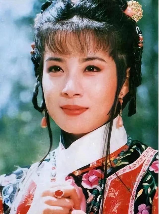 退圈后的岳翎渐渐淡出了大众的视野,只有在温哥华才能偶然看见外出