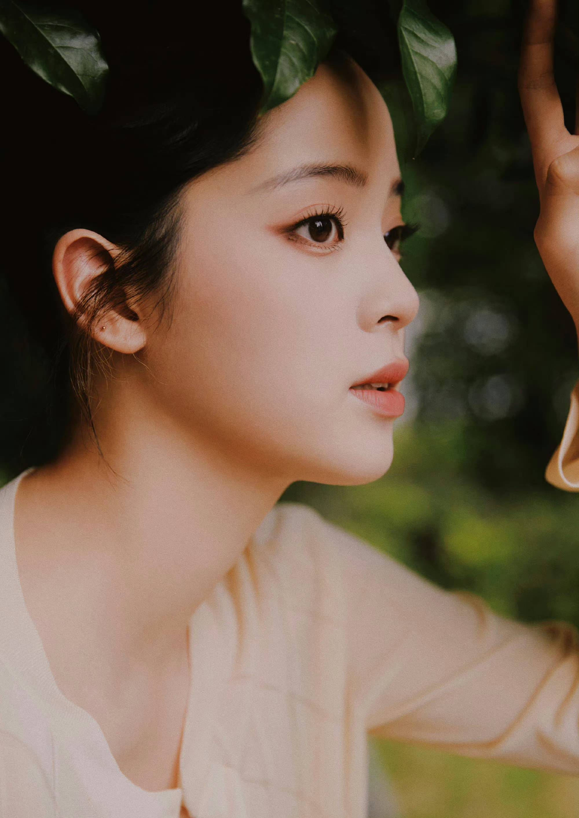 邻家女孩欧阳娜娜,皮肤白皙,清纯可爱,令人怦然心动