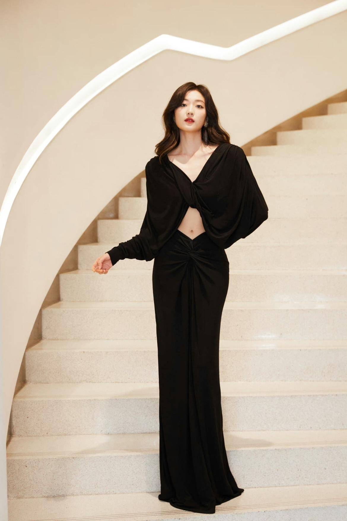 孙千不愧是"东北全智贤",穿鎏金开衩连衣裙,大长腿逆天了!