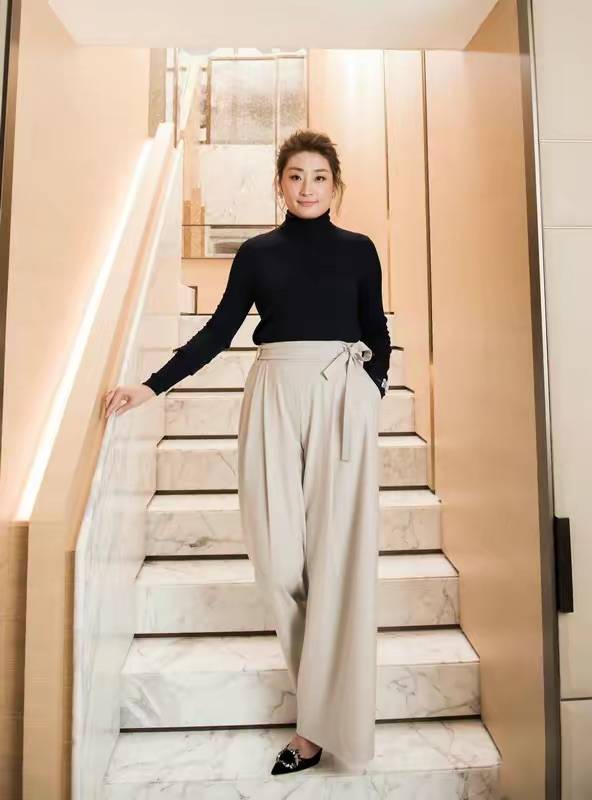 宗馥莉才是时尚标杆,不穿金戴银,裙不配丝袜,体面又高级