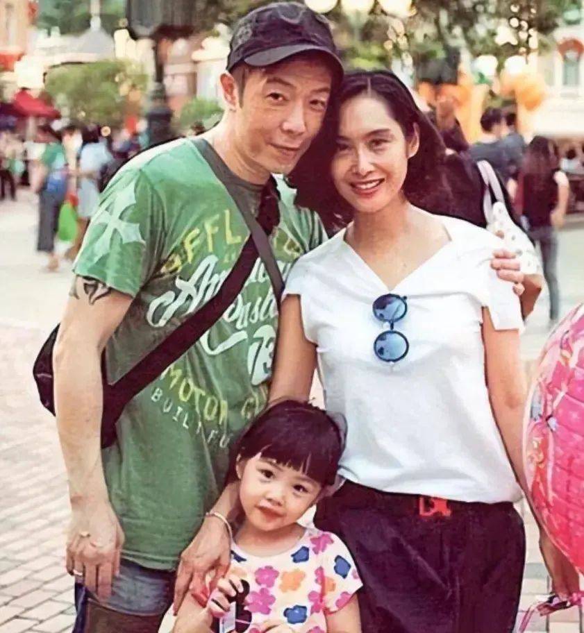 52岁朱茵罕见与老公同框,傲人身材穿透视裙,现状曝光住深山残屋,开97