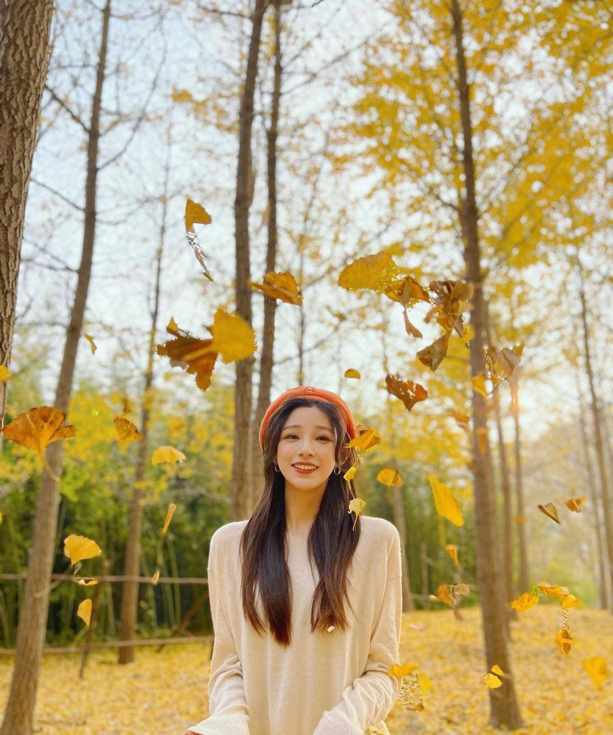 女主持人马凡舒私服穿搭太卷了,淡粉色西服套装配丝巾,太优雅了