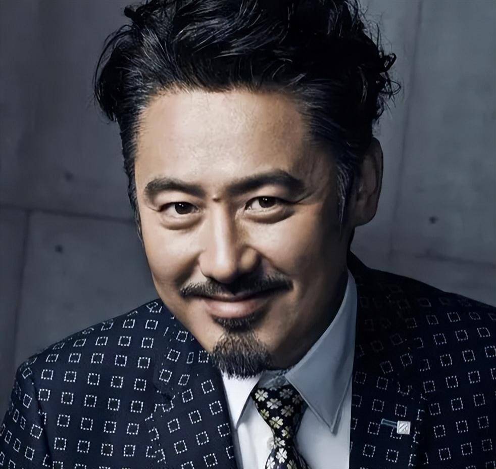 54岁大哥国外被偶遇,满头白发大腹便便,退圈四年后生活惬意