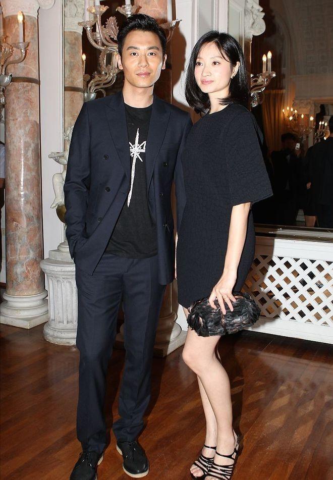 优点:拉升比例,性感妩媚朱亚文和妻子沈佳妮都是选择了一身黑的穿搭