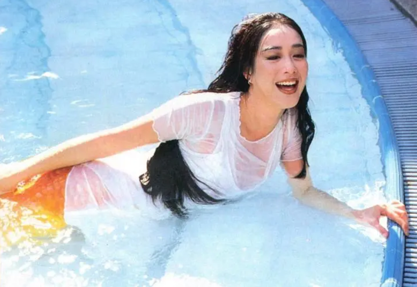 钟丽缇明媚的笑容,搭上这个梦幻的鱼尾,满是清纯的美感.