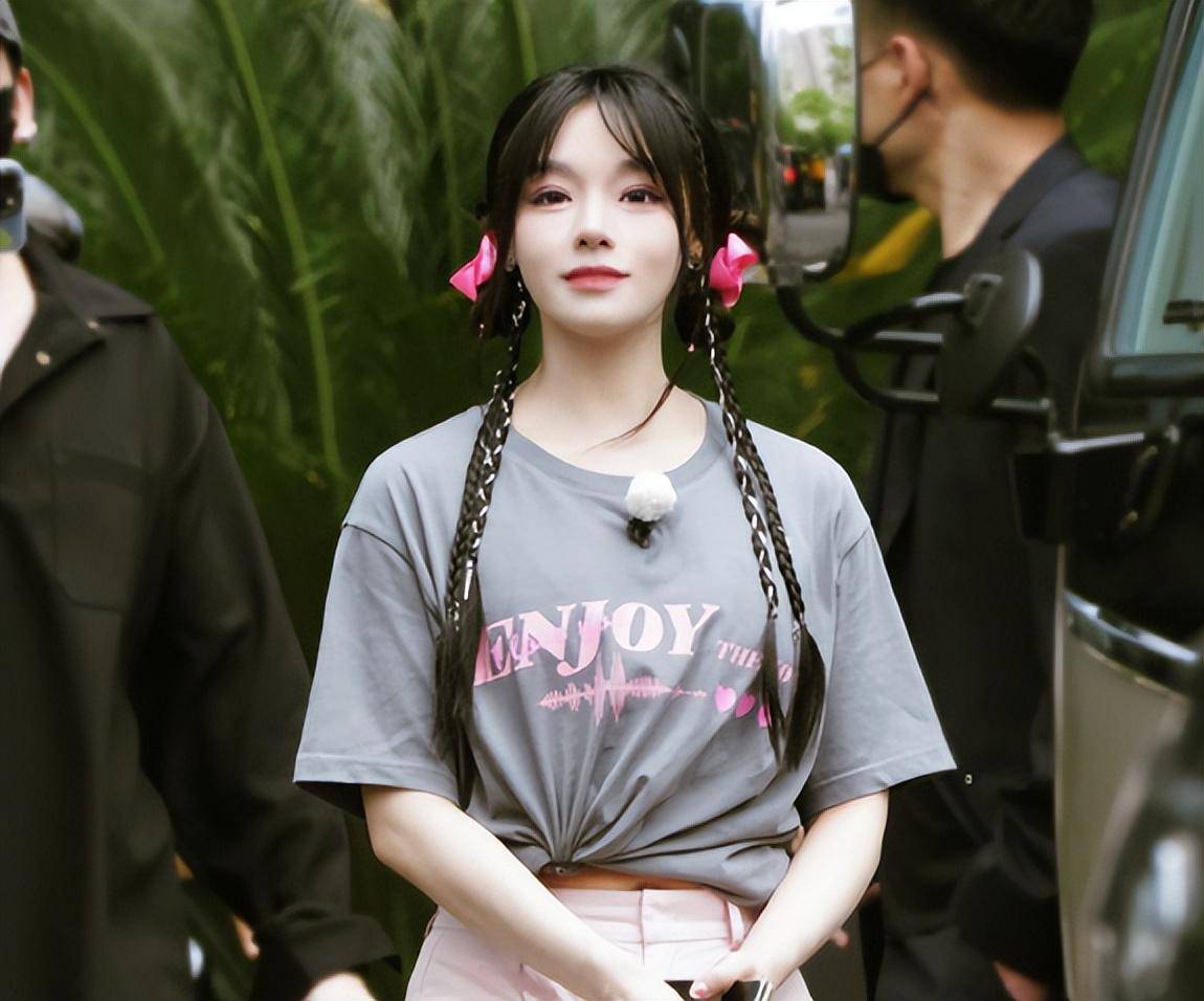 和她同场录制的孟佳,颜值更高.