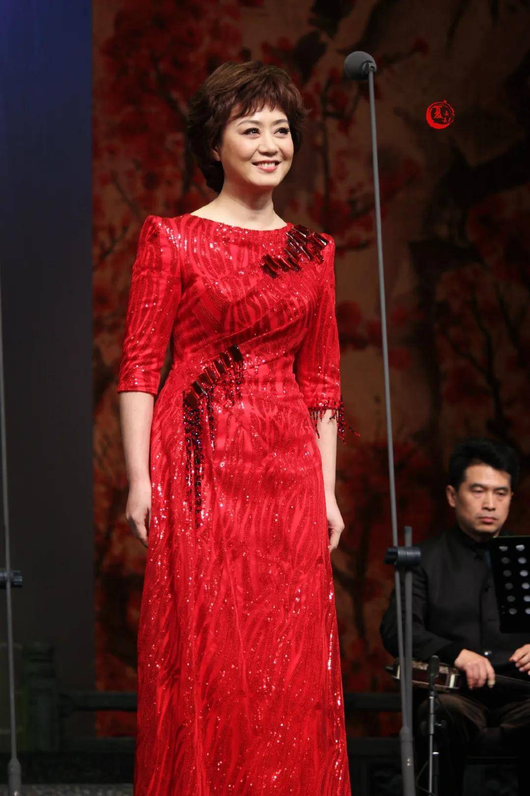 除了西装和旗袍,李胜素还尝试了各种不同的穿搭风格.