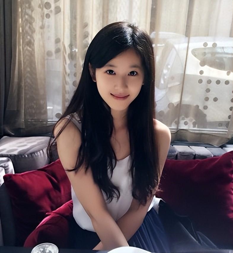 这应该就是学生最美的样子了吧,而私下的生活照中章泽天则是更显清纯