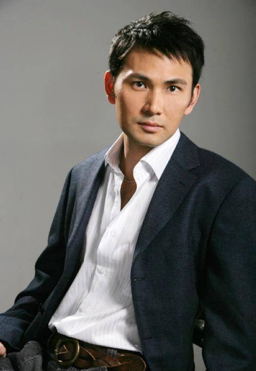 是十指相扣,甜蜜非常,但其实都是假象,两人私底下"各玩各的",说林文龙