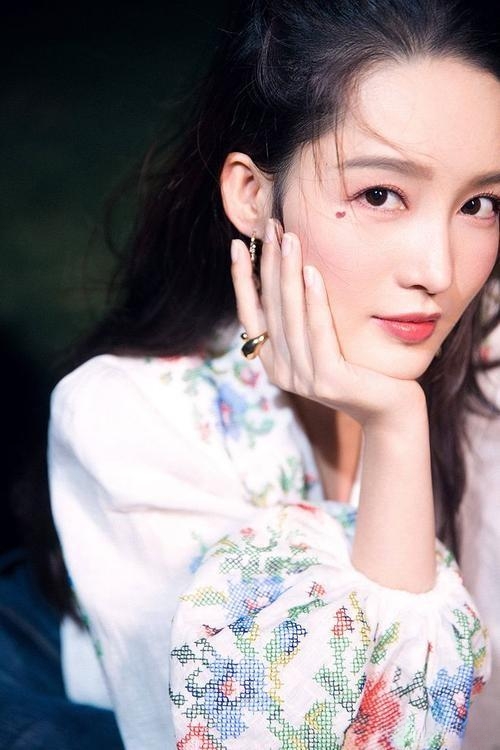 没想到,2023年8月刚开始,32岁李沁就以这样的方式,败光观众缘 没想到,2023年8月刚开始,32岁李沁就以这样的方式,败光观众缘