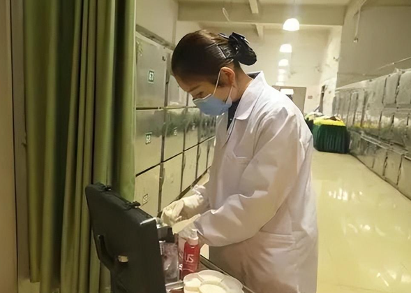 90后美女当入殓师,9年触摸5万具遗体,每天洗澡数十遍仍有尸味!