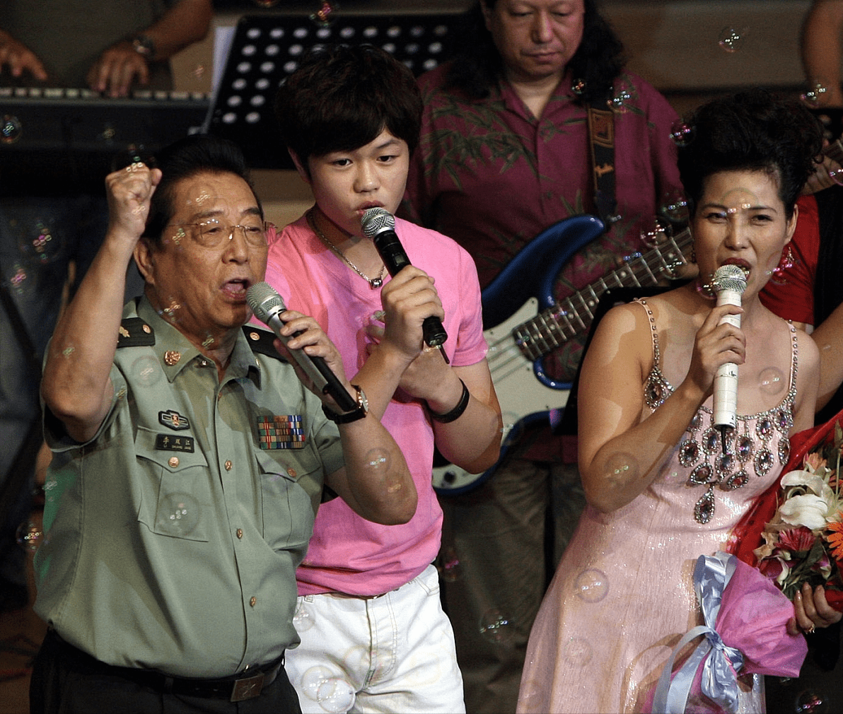 李天一出狱首露面!不惧镜头竖大拇指,网友劝李双江做亲子鉴定