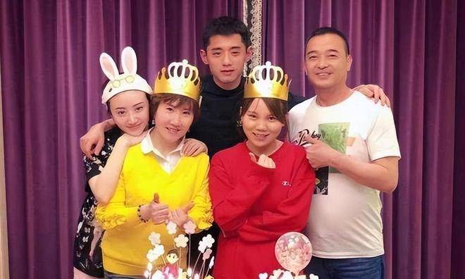 还有一张景甜妈妈生日时拿着张继科送的礼物的合影,也证明了景甜全家