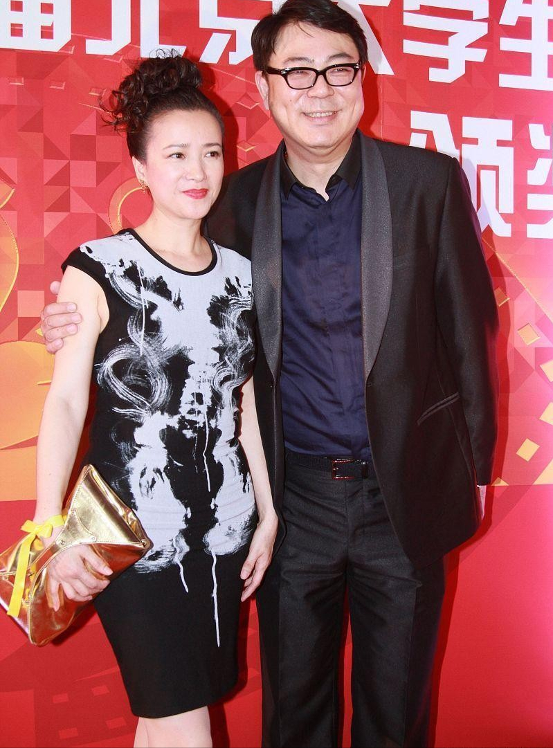 穿搭小知识:时髦精的宠儿—手拿包优点:有造型感,时髦个性,利落干练