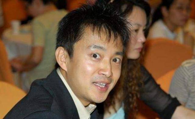 央视主持人亚宁,因俊美被怀疑性取向,退居幕后坐拥500亿