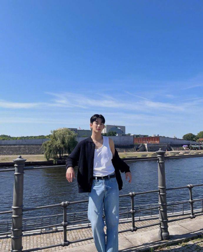 韩国知名男星,演员金秀贤,晒出近况照,外表英俊,身材高大