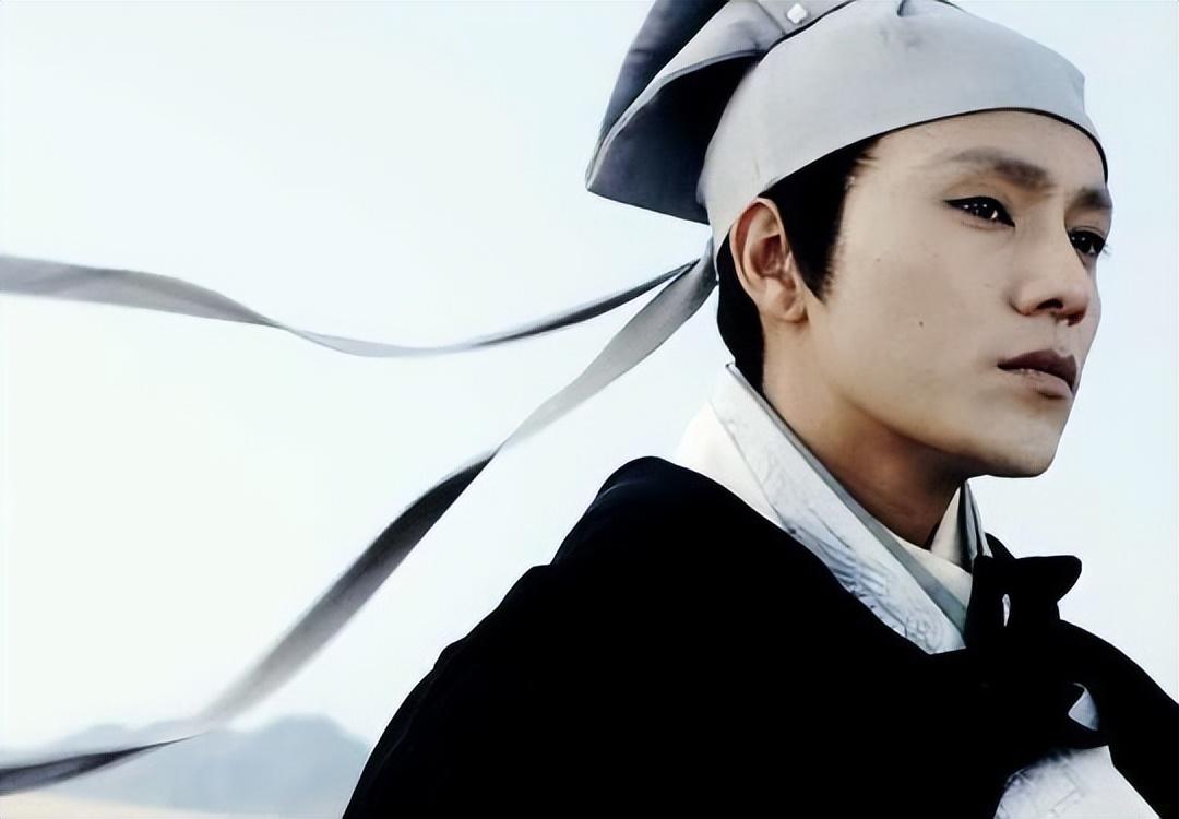 阴柔至极的西厂厂工,再画上一个大白脸,配上陈坤的小v脸型,看上去还有