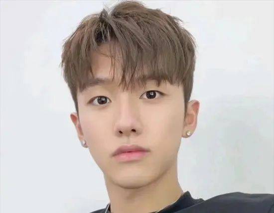 高考结束了,换一款自己喜欢的发型,烫一烫超级帅