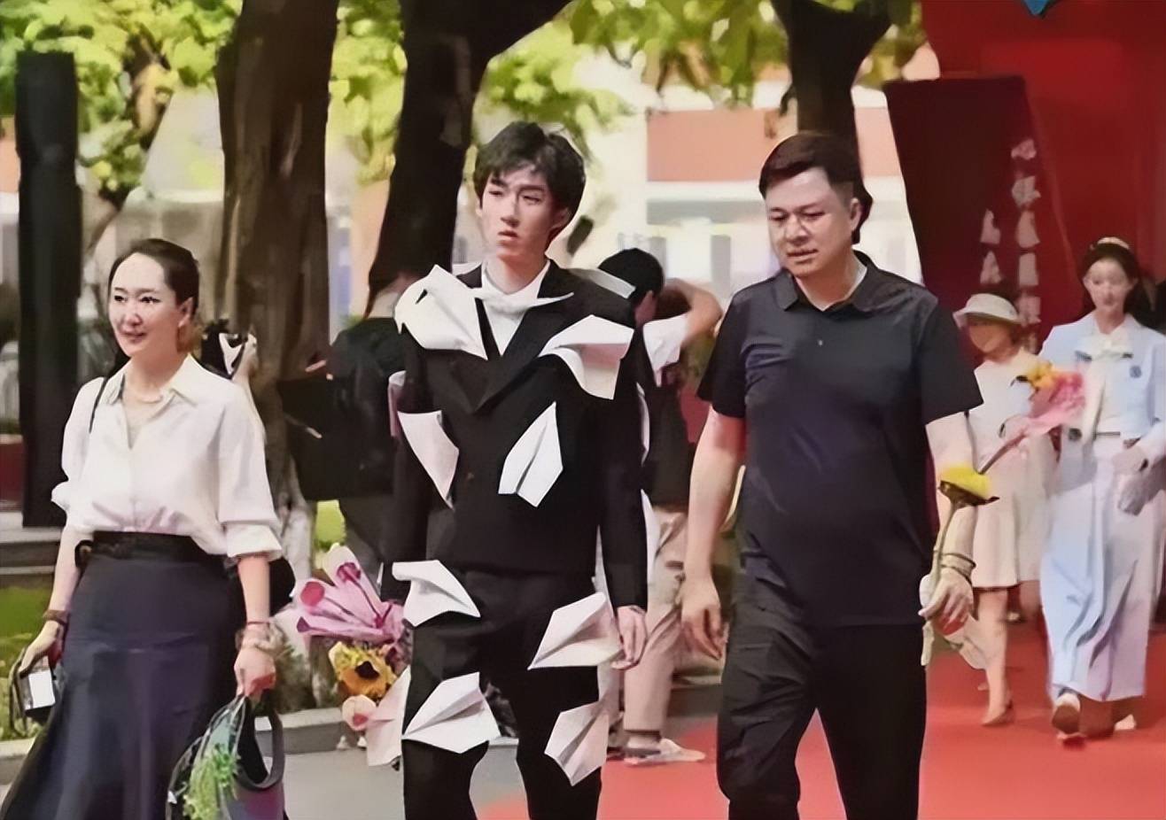 刘晓棕参加儿子成人礼,儿子一身衣服二十多万,前妻超像孟晚舟