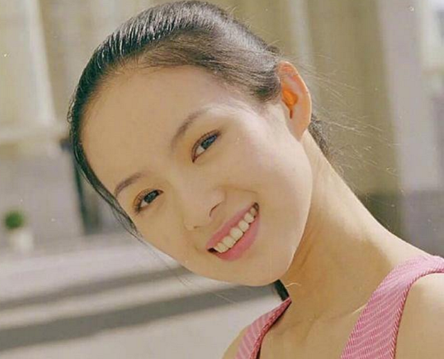 章子怡校园旧照被扒,清纯灵气少女好绝!无p过的双腿我柠檬酸了