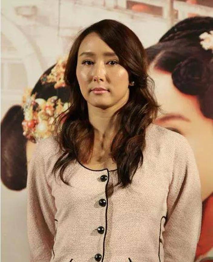 而"膨胀"后的胡静,脸上反光,肿胀感明显,整个人像是一下子被抽空了似