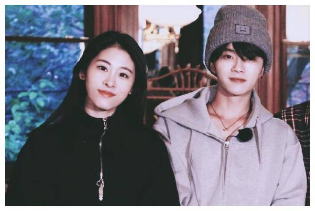 张碧晨承认,他和华晨宇二是著名歌手而现在,郑某被封,我们看不到她和