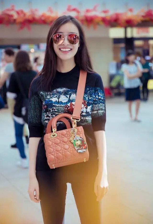 倪妮私服穿搭:粉色刺绣长裙显优雅,舒适时尚引领潮流风向标