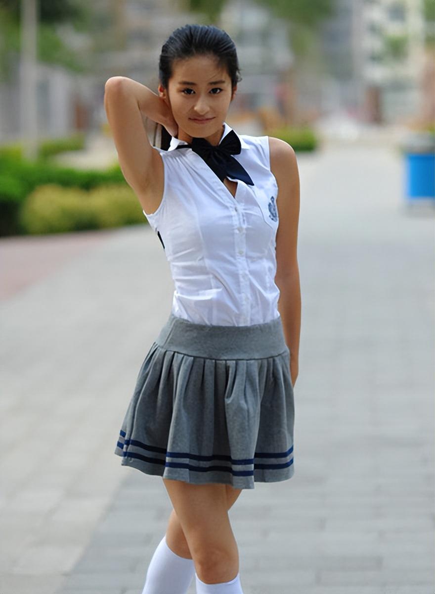 颖儿留下了不少影视形象:《书剑恩仇录》中的香香公主,《翡翠凤凰》中