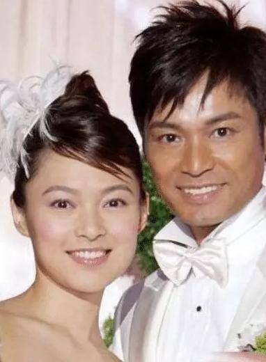 他的妻子欧倩怡也是tvb艺人,出演过陈浩民版本《西游记》里的红孩儿一