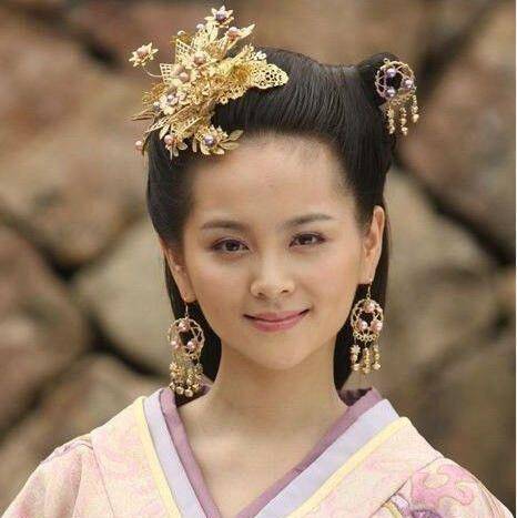 剧中薛宝钗的扮演者邓莎,她在林心如,陈键锋主演的电视剧《美人心计》