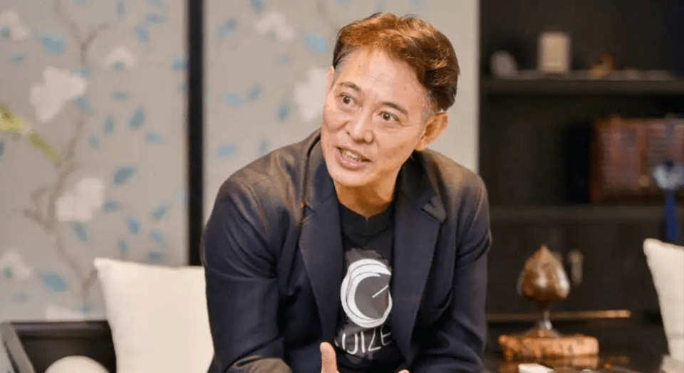 60岁李连杰近照变化大,现身喝茶状态佳!获大女儿隔空"表白"!