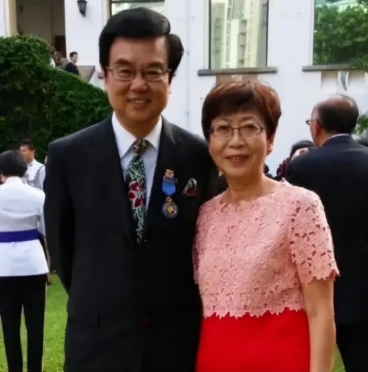 宠妻狂魔黄百鸣:曾承认出轨,却陪妻子抗癌多年,始终不离不弃