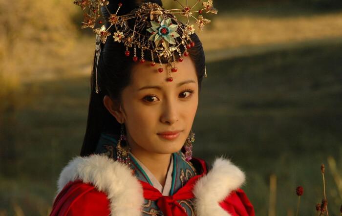 高考那年,杨幂不仅高分考进了北影,还因出演善良纯真的郭襄而走红网络