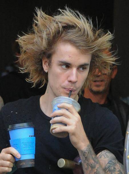 比伯开始男扮女装?这身材和姿态,刮了胡子就成迷人小姐姐了