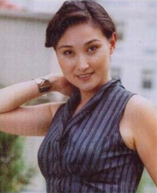 演员郑晓宁:爱慕萨日娜20年,却两度娶娇妻,今62岁下场太凄惨!